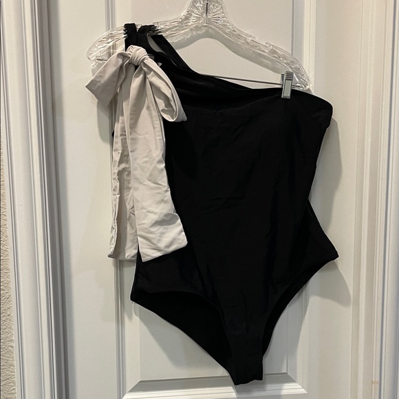 Elegant Black and White One-Shoulder Swim One Piece - Picture 2 of 9